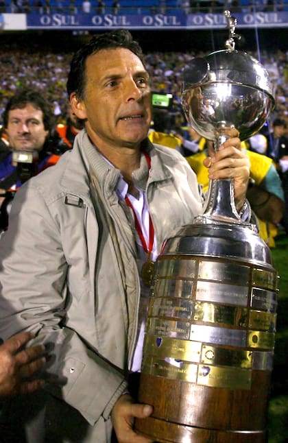 Miguel Ángel Russo in 2007 after winning the Copa Libertadores with Boca Juniors
