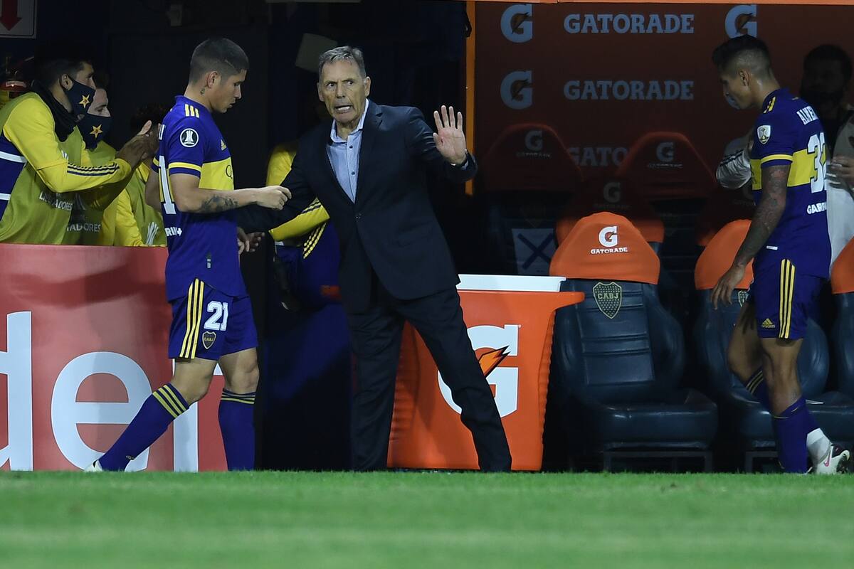 Miguel Ángel Russo instruye a Jorman Campuzano antes de que el colombiano ingrese, en el 3-0 de Boca a The Strongest por la Copa Libertadores.