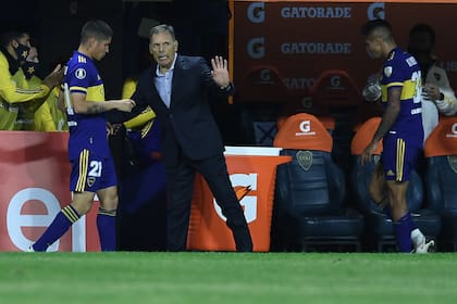 Miguel Ángel Russo instruye a Jorman Campuzano antes de que el colombiano ingrese, en el 3-0 de Boca a The Strongest por la Copa Libertadores.