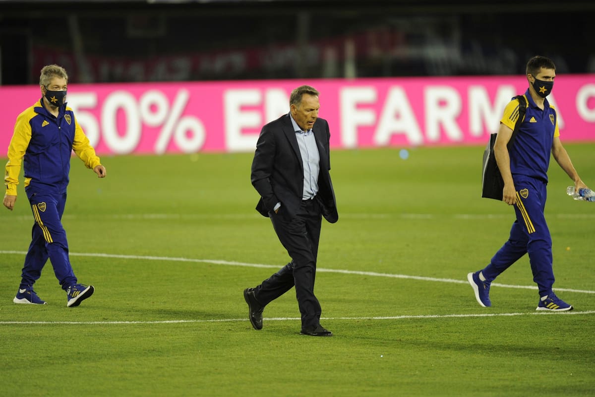 Miguel Ángel Russo se retira del campo de juego luego del primer tiempo frente a Lanús