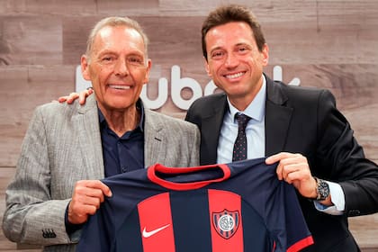 Miguel Ángel Russo y el presidente Marcelo Moretti, en la presentación del entrenador, apenas 55 días atrás; el DT advirtió que se marchará si no se resuelve el pago de la deuda para con los jugadores.