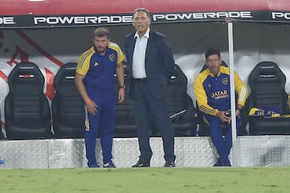 Miguel Ángel Russo y su cuerpo técnico durante el encuentro frente a Independiente.