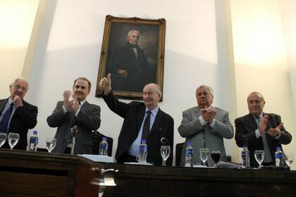 Carlos Portell, el último de izquierda a derecha, fue uno de los laderos de Julio Grondona, el expresidente de la AFA