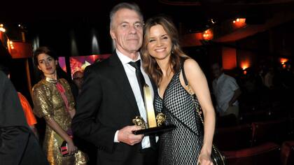 Miguel Angel Solá con su Ace a mejor protagonista masculino en drama por Doble o Nada
