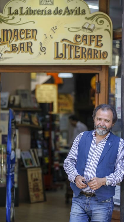 Miguel Avila, dueño de la librería y responsable de su legado