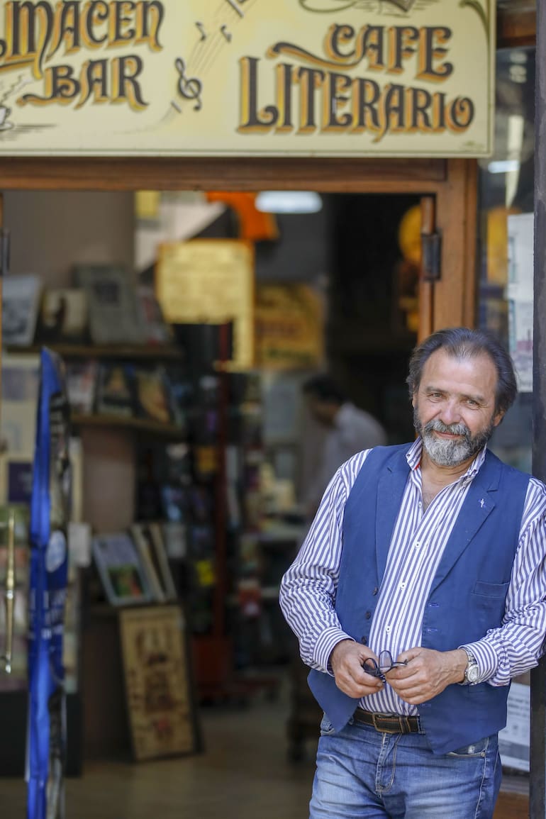 Miguel Avila, dueño de la librería