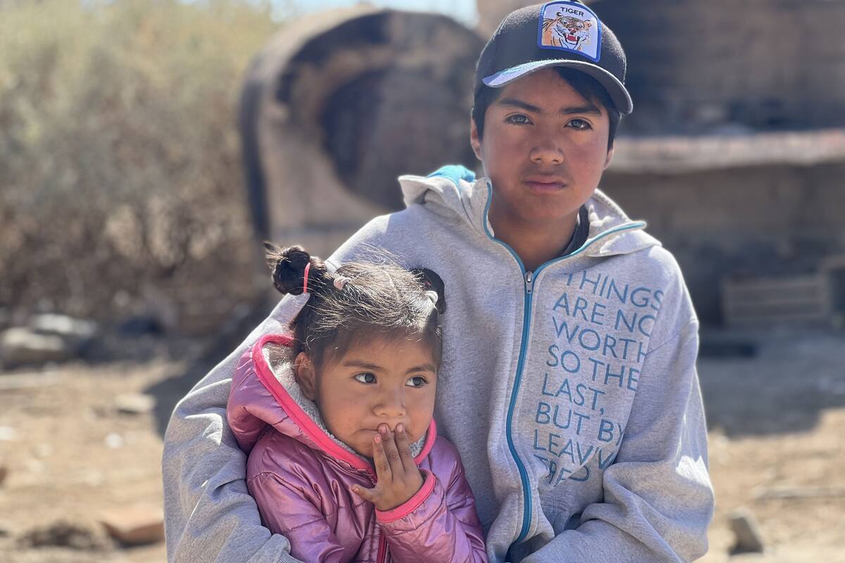Miguel Benicio, junto a su hermana Aurora, en el patio de su casa en Quilmes Bajo, en Tucumán