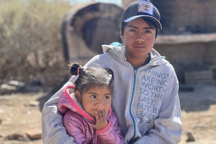 Miguel Benicio, junto a su hermana Aurora, en el patio de su casa en Quilmes Bajo, en Tucumán