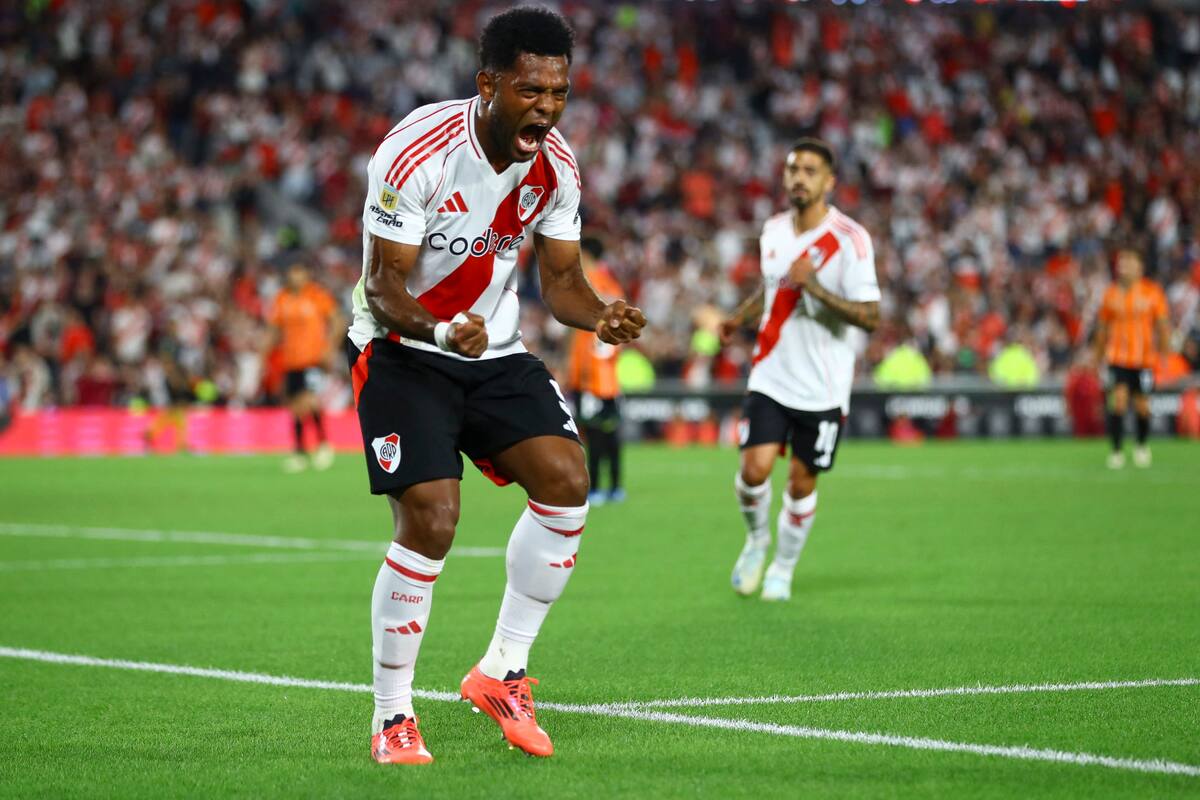 Miguel Borja celebra su gol, el que sentenció el triunfo de River ante Banfield en el Monumental por la Liga Profesional; el cuadro millonario necesita sumar para disputar la Copa Libertadores el año próximo.