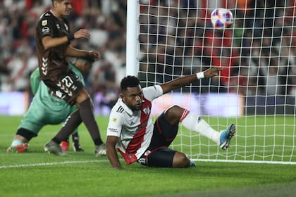 Miguel Borja convierte el gol del 1-0 para River; el colombiano fue la figura del partido ante Platense