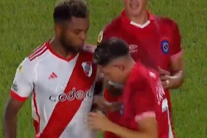 Miguel Borja cruzó a Santiago Montiel