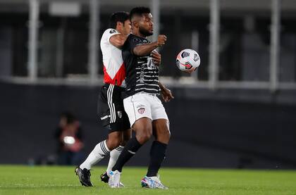 Miguel Borja, delantero de Junior, ante Robert Rojas, por la Copa Libertadores 2021