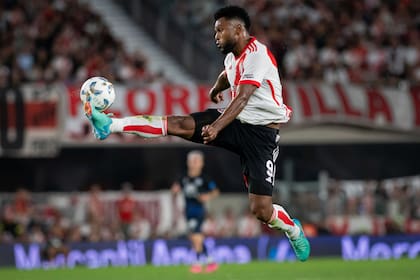 Miguel Borja es el goleador de la temporada de un River que a veces se muestra dubitativo e irregular, lo que le genera críticas