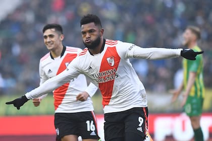Miguel Borja festeja el tercer gol de River Plate frente a Aldosivi