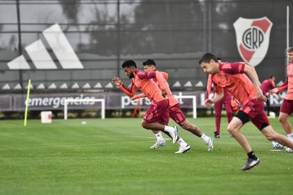 Miguel Borja se exige en un entrenamiento de River