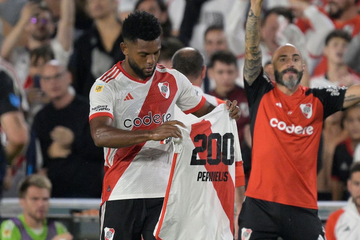 Miguel Borja y el festejo especial de su primer gol ante Independiente Rivadavia, con los "200 pepinelis"