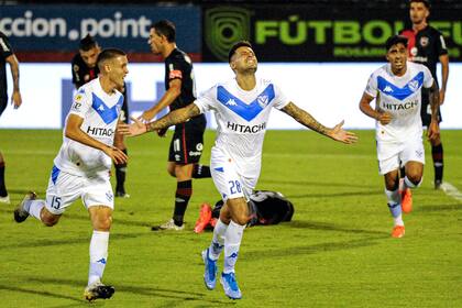 Miguel Brizuela festeja su gol contra Newells Old Boys.