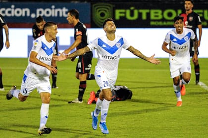 Miguel Brizuela festeja su gol con la camiseta de Vélez ante Newells, en Rosario
