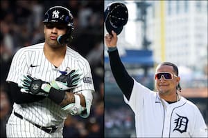 Miguel Cabrera, ahora asistente especial en los Tigres, felicitó a Torres tras su firma y lo orientó sobre el equipo y la ciudad