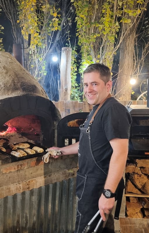 Miguel Calvi cocina a puertas cerradas en Lucinda.