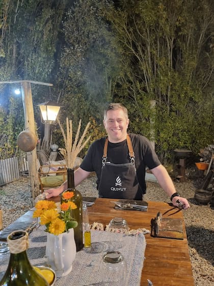 Miguel Calvi utiliza el patio de su casa para servir los primeros pasos de su menú degustación.