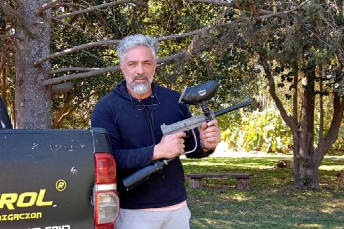 Miguel Canale junto a su invento para el control de cotorras