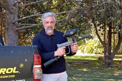 Miguel Canale junto a su invento para el control de cotorras