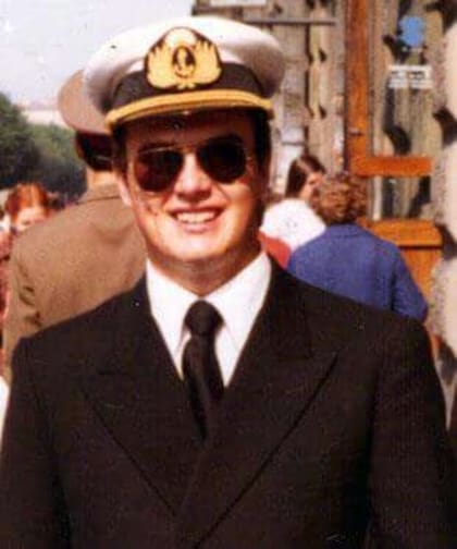 Miguel, con su uniforme