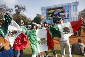 Con los embajadores de los países anfitriones, los fanáticos palpitan en Palermo el inicio de la Copa del Mundo