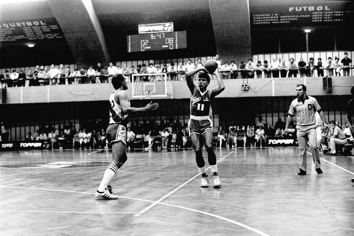 Miguel Cortijo con la pelota en alto, en 1990, frente a otro emblema, Eduardo Cadillac