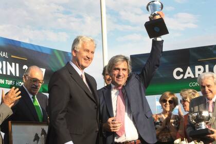 Miguel Crotto (izq.), en la jornada del Pellegrini, la más importante en San Isidro