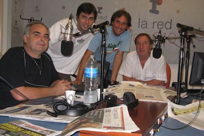 Miguel D´Alascio, a la izquierda, junto a dos compañeros y el doctor Carlos Bilardo en la radio