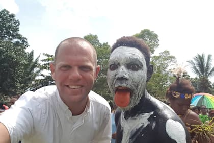 El padre Ravaioli junto a uno de los aldeanos, gente que vive en clanes tribales, son supersticiosos y creen en la brujería y maleficios