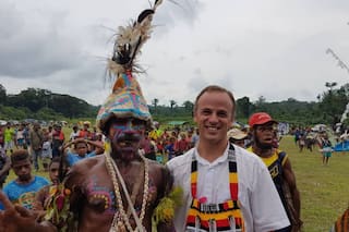 El cura argentino que evangeliza en Papúa Nueva Guinea con música y educación
