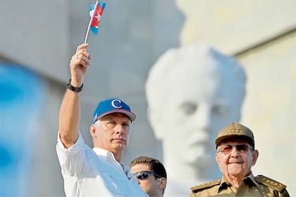 Miguel Díaz-Canel, junto a Raúl Castro