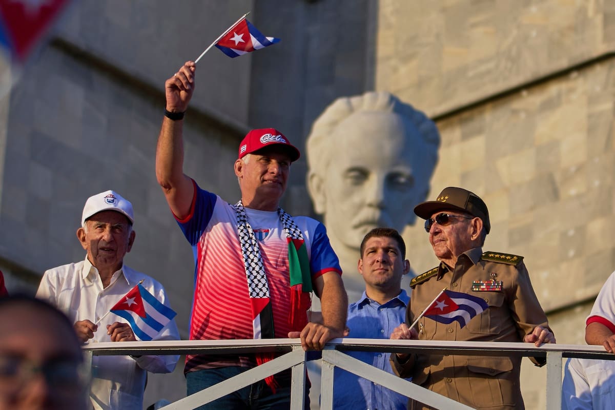 Miguel Diaz-Canel junto a Raúl Castro en la Plaza de la Revolución de La Habana