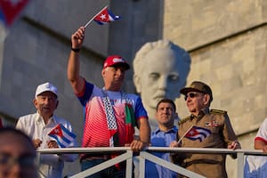 Miguel Diaz-Canel junto a Raúl Castro en la Plaza de la Revolución de La Habana