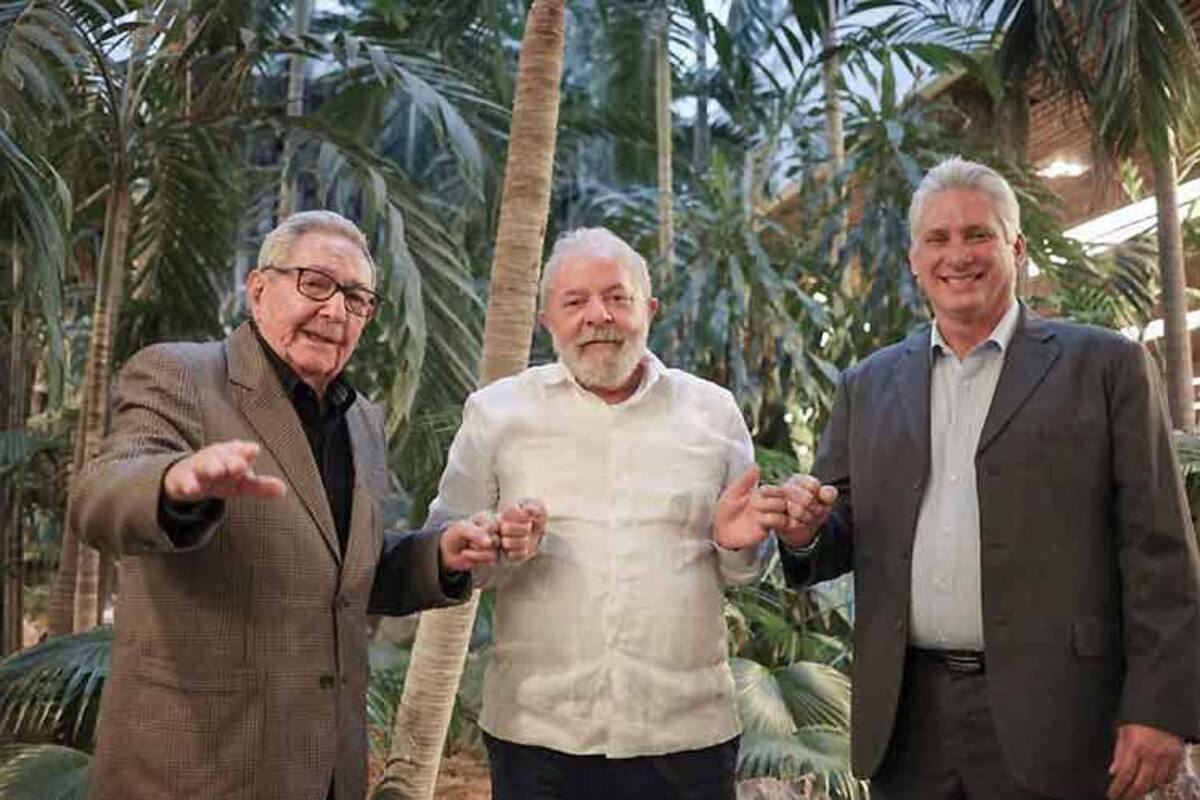 Miguel Díaz-Canel publicó en su cuenta de Twitter una foto en la que aparece junto a Lula y Raúl Castro en La Habana