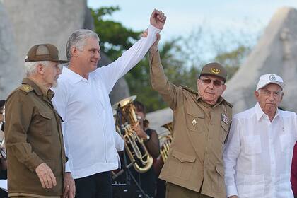 Miguel Díaz-Canel y Raúl Castro compartieron ayer en el acto por otro aniversario del asalto al Cuartel Moncada