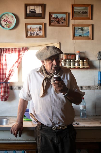 Miguel, el encargado del campo, comparte sus experiencias con el trabajo en la esquila