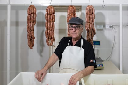 Miguel Ercoreca, hijo del fundador de Ama Gozua, todavía sigue al frente de la elaboración de los chorizos y morcillas que se venden en este bodegón rutero.
