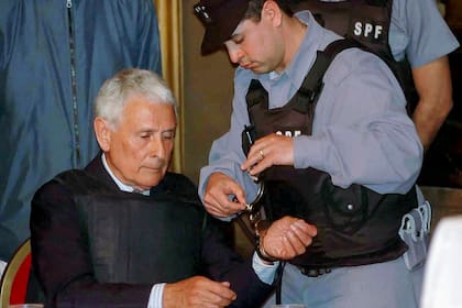 Miguel Etchecolatz falleció el sábado pasado a los 93 años; tenía nueve condenas por delitos de lesa humanidad
