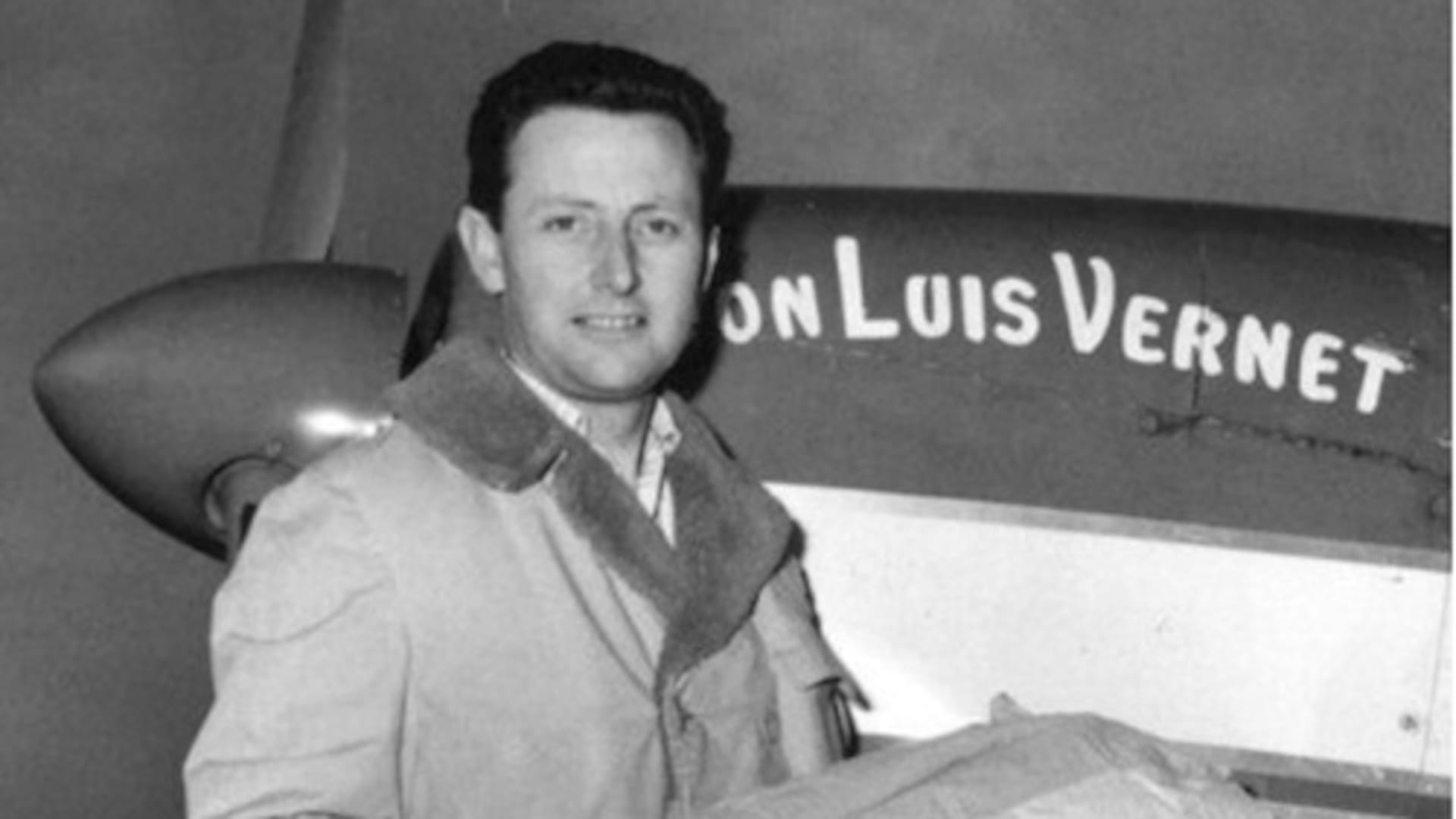 Miguel Fitzgerald en el Cessna "Luis Vernet", con el que completó la hazaña