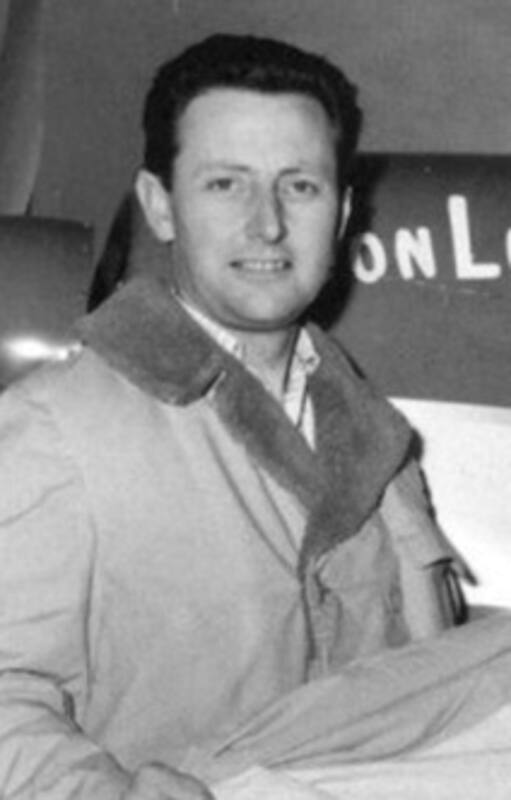 Miguel Fitzgerald en el Cessna "Luis Vernet", con el que completó la hazaña