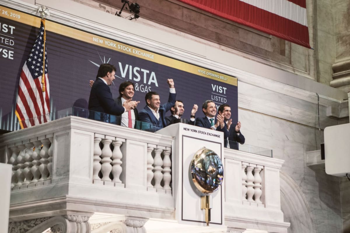 Miguel Galuccio, en pose de celebración, luego de haber abierto la cotización de las acciones de su firma, Vista, en Wall Street