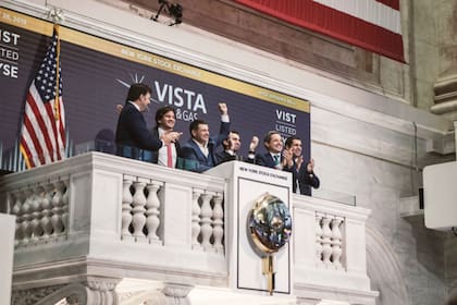 Miguel Galuccio, en pose de celebración, luego de haber abierto la cotización de las acciones de su firma, Vista, en Wall Street