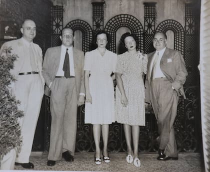 Miguel, Julio, Elena y María Rosa Nani: los herederos de la Confitería del Gas. A la derecha de María Rosa, Luis María Álvarez (el papá de Luis César Álvarez Nani).