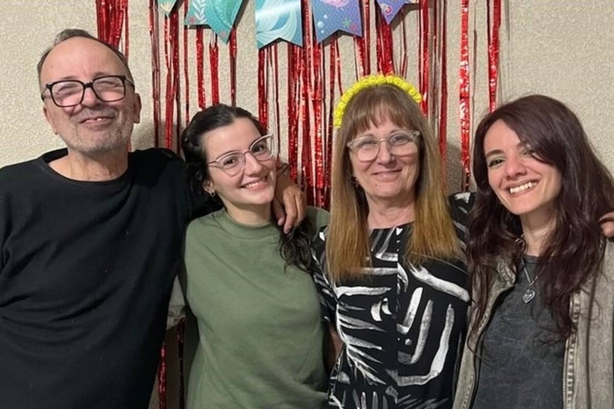 Miguel junto a sus hijas y su hermana Alejandra