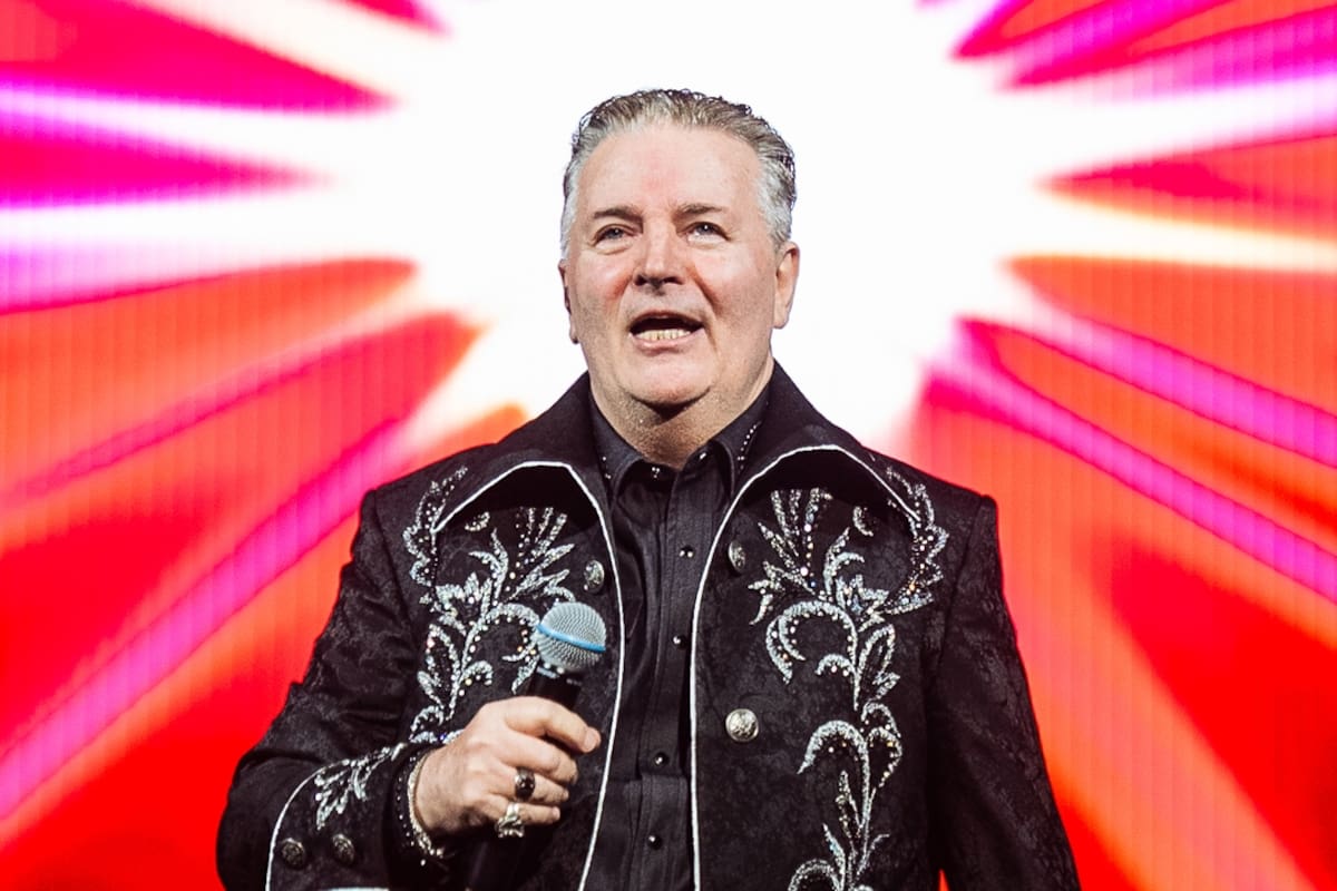 Miguel Mateos sobre el escenario de un Movistar Arena colmado, en la noche del 3 de julio