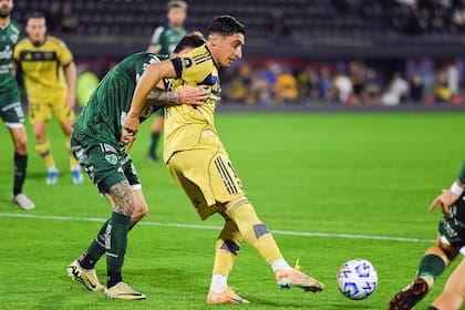 Miguel Merentiel, el capitán de Boca, cuida la pelota en el duelo ante Sarmiento de Junín por la Copa Argentina